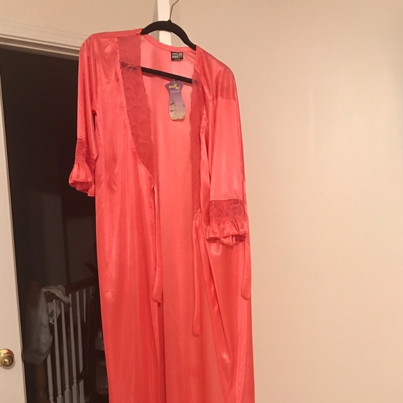 Peachy pink satin nightwear set - Picture 3 of 7